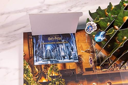 Harry Potter: A Hogwarts Christmas Pop-Up (Calendar – Pop up)