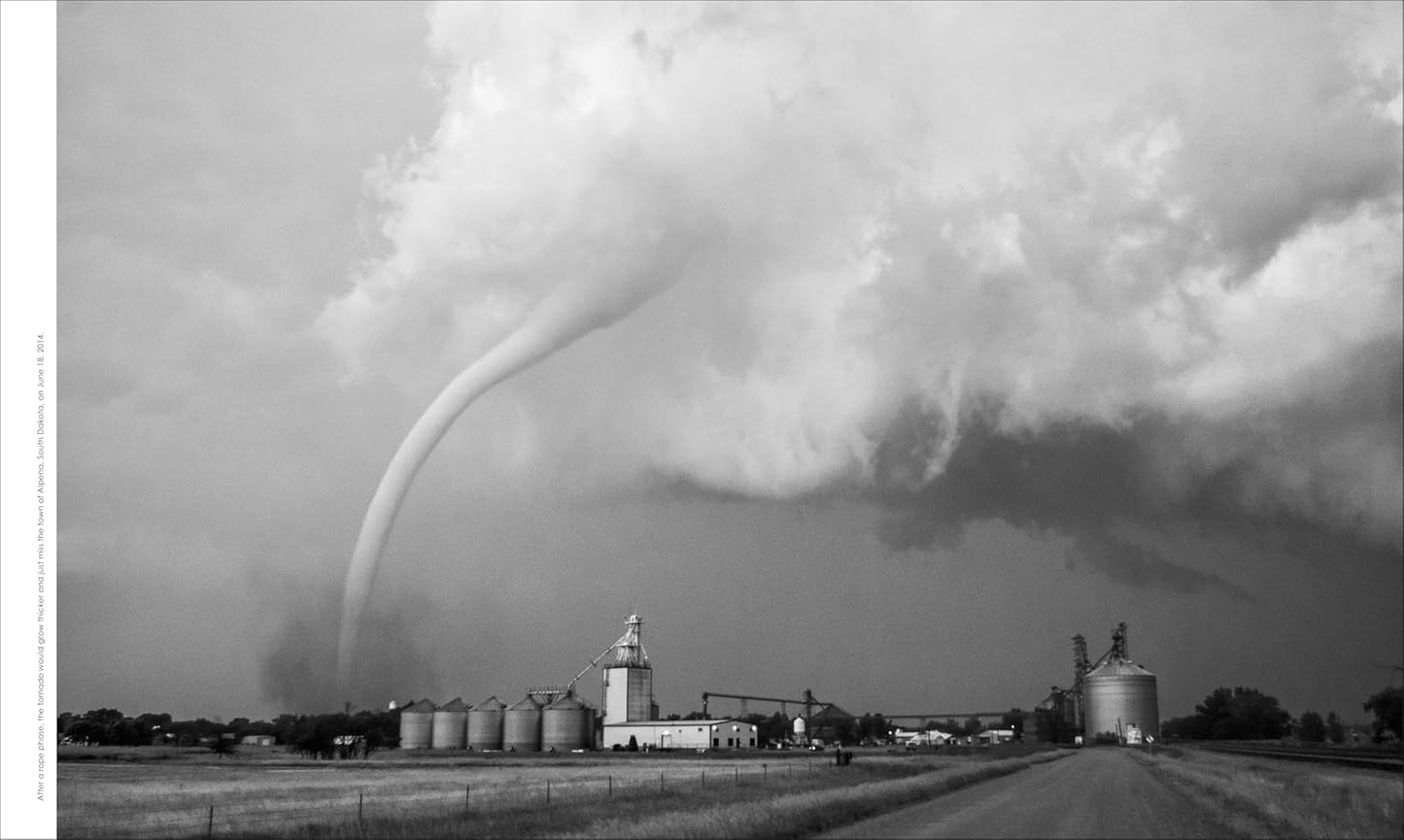 Storm: Chasing Nature's Wildest Weather (Hardback)