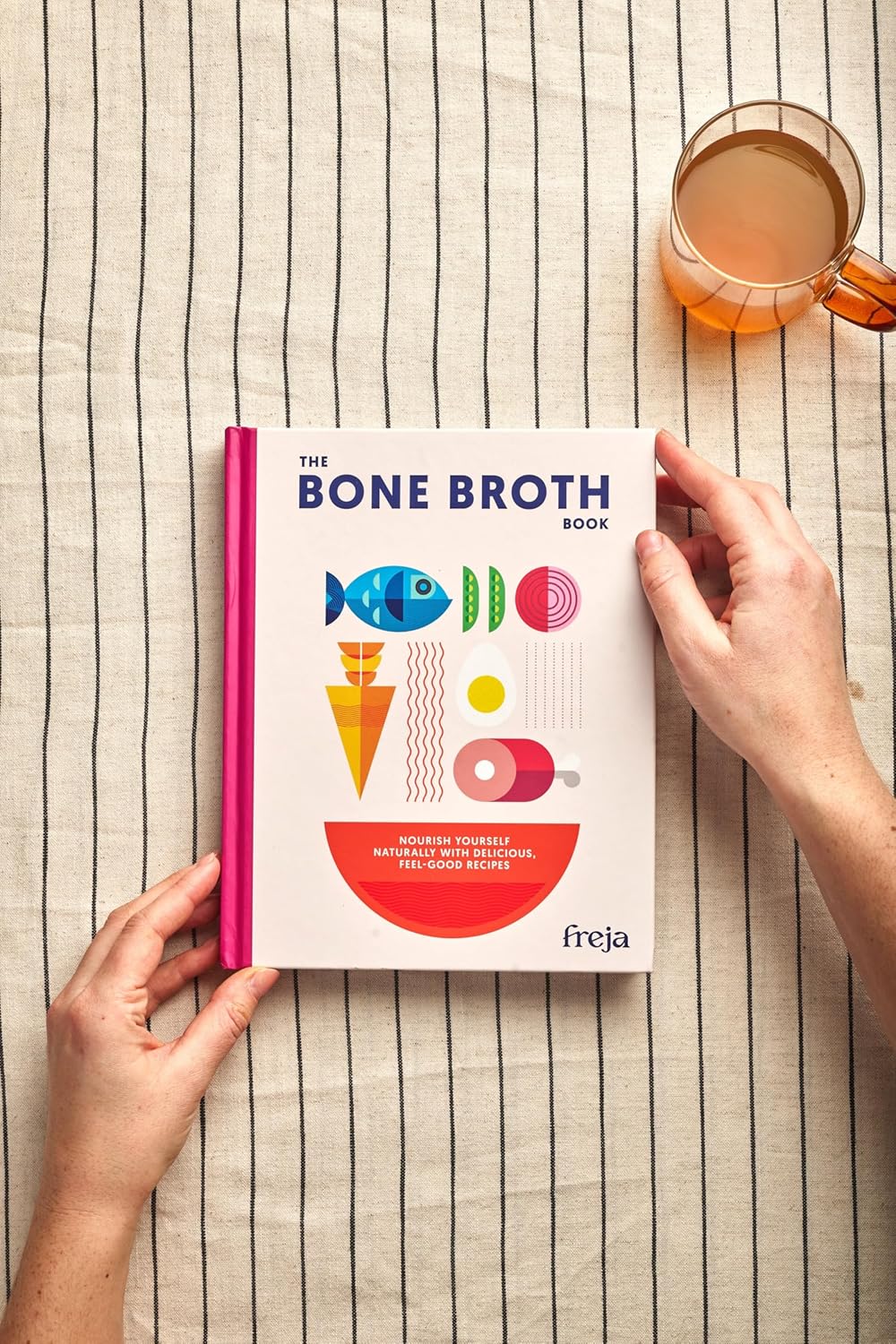 The Bone Broth Book: Nourish Yourself Naturally with Delicious, Feel-Good Recipes (Hardback)