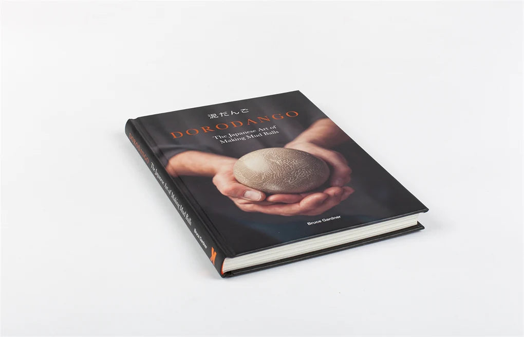 Dorodango: The Japanese Art of Making Mud Balls (Hardback)